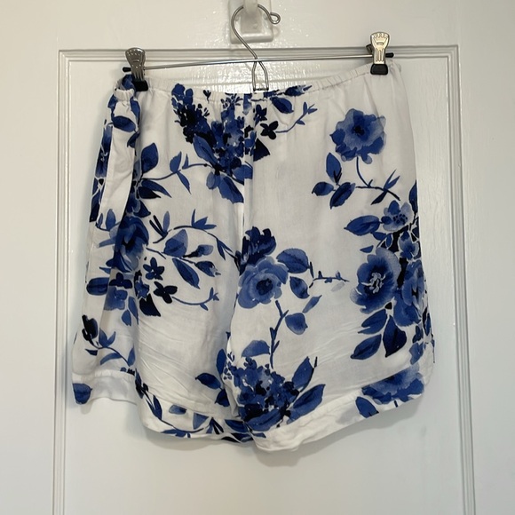 Women’s Revolve Floral PJ shorts - Size 10 - Picture 4 of 4